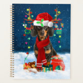 Dackel Hund im Schnee mit Weihnachtsgeschenken Planer (Vorderseite)
