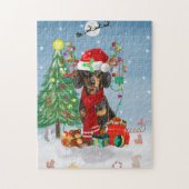Dackel Hund im Schnee mit Weihnachtsgeschenken Puzzle (Vertikal)
