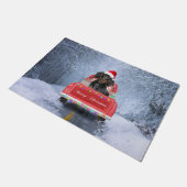 Dackel Hund im Schnee sitzen im Weihnachtswagen Fußmatte (Schrägansicht)