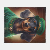 Dackel Hund in St. Patrick's Day Dress Fleecedecke (Vorderseite (Horizontal))
