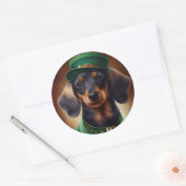 Dackel Hund in St. Patrick's Day Dress Runder Aufkleber (Umschlag)