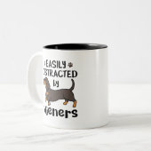 Dackel Hund leicht von Dackeln abgelenkt Zweifarbige Tasse (Vorderseite Links)