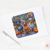 Dackel Hunde Trick-or-Treating zu Halloween Quadratischer Aufkleber (Umschlag)
