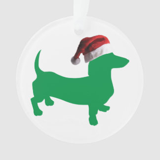 Dackel im Grünen mit einem Weihnachtsratten Ornament