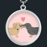 Dackel Kiss mit Herz | Dackel Dog Lover Versilberte Kette<br><div class="desc">Niedliche Dackel in Schwarz und Bräune und kurzhaarige Dackel mit Herz. Die Halskette eines bezaubernden Dackel-Hundeliebhabers ist ein Geschenk für jeden Hundebüt- oder Würstchen-Hundeliebhaber. Besuchen Sie Jenn's Doodle World für noch mehr Accessoires und Geschenke mit dieser lustigen Dackel Hundenkunst.</div>