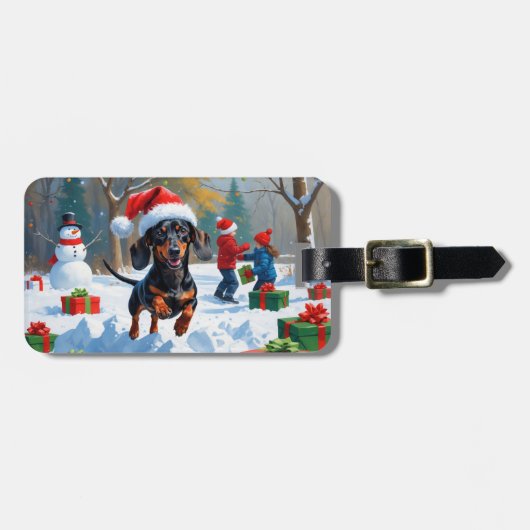 Dackel läuft im Schnee mit Weihnachtshut Gepäckanhänger (Vorderseite horizontal)
