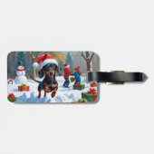 Dackel läuft im Schnee mit Weihnachtshut Gepäckanhänger (Rückseite horizontal)