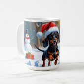Dackel läuft im Schnee mit Weihnachtshut Kaffeetasse (Vorderseite Links)