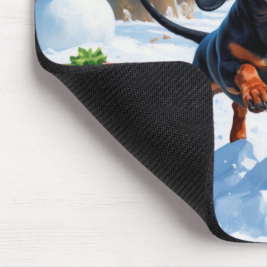 Dackel läuft im Schnee mit Weihnachtshut Mousepad (Ecke)