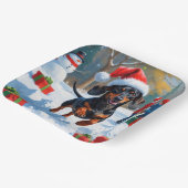 Dackel läuft im Schnee mit Weihnachtshut Pappteller (Gewinkelt)