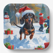 Dackel läuft im Schnee mit Weihnachtshut Pappteller (Vorderseite)