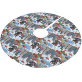Dackel läuft im Schnee mit Weihnachtshut Polyester Weihnachtsbaumdecke (Schrägansicht)