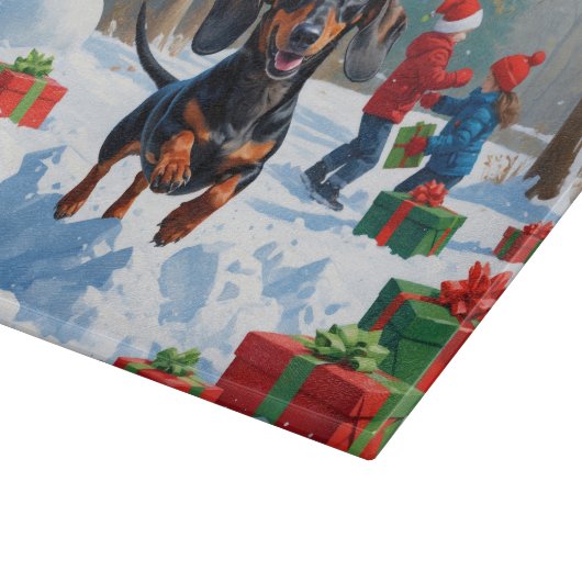 Dackel läuft im Schnee mit Weihnachtshut Schneidebrett (Ecke)