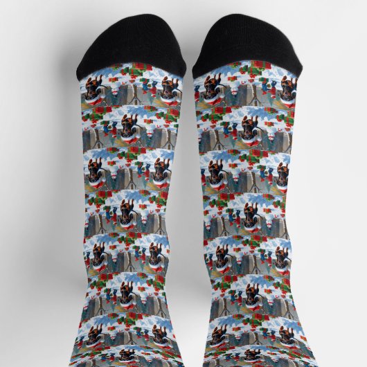 Dackel läuft im Schnee mit Weihnachtshut Socken (Oben)