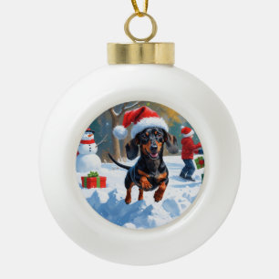 Dackel läuft im Schnee mit Weihnachtsmütze Keramik Kugel-Ornament
