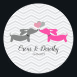 Dackel Liebe Hochzeitsgeschenktasche personalisier Runder Aufkleber<br><div class="desc">Für Ihre Hochzeit zum Thema Dackel denken Sie an charmante Dackel Hundespiele, Dackel Hochzeitsdekoration, Wursthund Dekor oder sogar Geschenke und Geschenkartikel für die Dackel liebende Braut und Bräutigam. Stellen Sie sicher, dass Ihre Gäste mit einem Schwanz-Wagging-Gedächtnis für Ihren besonderen Tag verlassen werden! 🐾 🎉 Diese Geschenke und Dackeln für die...</div>