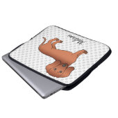 Dackel mit rotem, glattem Coat Cartoon Dog & Text Laptopschutzhülle (Vorne Knopf)