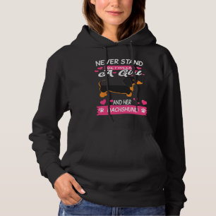 Dackel steht nie zwischen einem Mädchen und ihren Hoodie