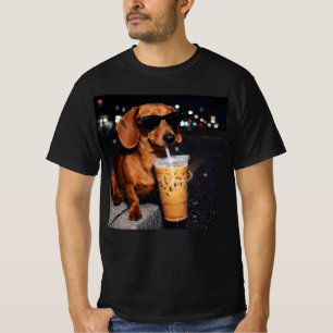 Dackel trinkt eisgekühlten Kaffee T-Shirt
