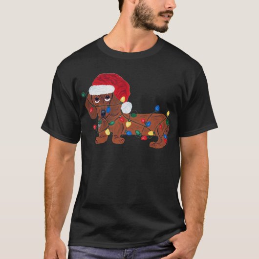 Dackel verwirrt in den Weihnachtslichtern (rot) T-Shirt (Vorderseite)