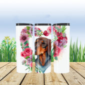 Dackel von Aquarell, umgeben von farbenfrohen Herz Thermosbecher