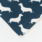 Dackel-weiße Silhouetten auf Marine-Blau Fleecedecke (Ecke)