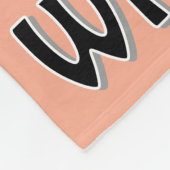 Dackel Welpe sitzen und mit unschuldig suchen Fleecedecke (Ecke)