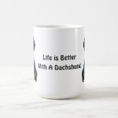 Dackel Welpe sitzen und mit unschuldig suchen Kaffeetasse (Mittel)