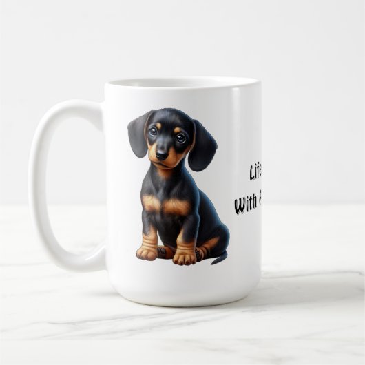 Dackel Welpe sitzen und mit unschuldig suchen Kaffeetasse (Links)