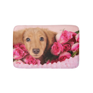 Dackel-Welpe umgeben durch Rosen Badematte