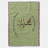 Dackel wirbelt die Decke, wenn das Leben einem Zit Decke (Vorderseite Vertikal)