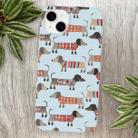 Dackel Wursthund Case-Mate iPhone 14 Plus Hülle<br><div class="desc">Niedliche kleine Dackel Würstchen oder Dackel Hunde in Wollstrickbekleidung. Ideal für Hundeliebhaber und Hundeschlittengänger. Originelle Kunst von Nic Squirrell.</div>