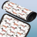 Dackel Wursthund Gepräckgriffwickel<br><div class="desc">Niedliche kleine Dackel Würstchen oder Dackel Hunde in Wollstrickbekleidung. Ideal für Hundeliebhaber und Hundeschlittengänger.</div>