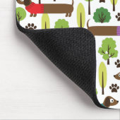 Dackeln auf einem Weg im Park Mousepad (Ecke)