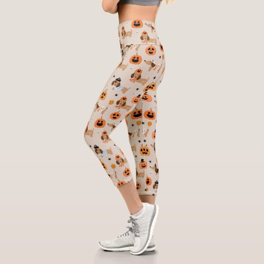 Dackeln im Halloween-Kostümmuster Capri Leggings (Links)