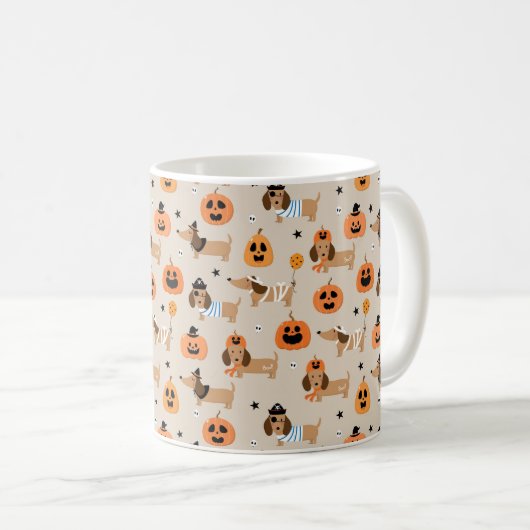 Dackeln im Halloween-Kostümmuster Kaffeetasse (VorderseiteRechts)