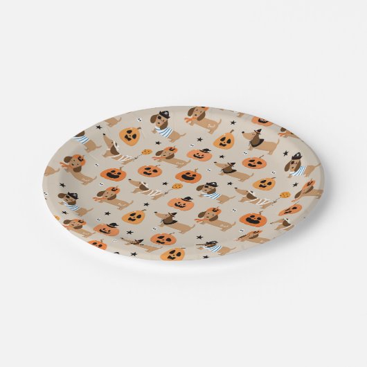 Dackeln im Halloween-Kostümmuster Pappteller (Schrägansicht)