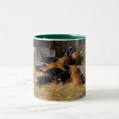 Dackeln mit Welpe in der stabilen Hermine Bieder Zweifarbige Tasse (Mittel)