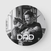 Dad Established Black White Bold Photo Runde Wanduhr (Vorderseite)