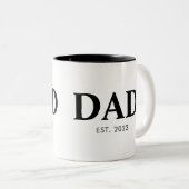 Dad Established Minimal Simple Text Est Year Zweifarbige Tasse (VorderseiteRechts)