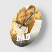 Dad Established Modern Bold Text Photo Runde Wanduhr (Winkel)