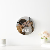 Dad Established Modern White Bold Photo Runde Wanduhr (Zuhause)