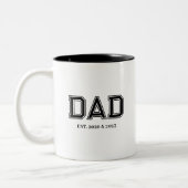 Dad Established Simple Modern College Typography Zweifarbige Tasse (Links)