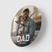 Dad hat modernes fettes weißes Foto gegründet Runde Wanduhr (Winkel)