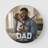 Dad hat modernes fettes weißes Foto gegründet Runde Wanduhr (Vorderseite)