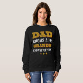 Dad Knows a Lot but Grandpa Knows Everything Fathe Sweatshirt (Vorne ganz)