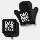 Dad Runs the Grill Strong BBQ Statement Ofenhandschuh & Topflappen-Set (Vorderseite/Rückseite)