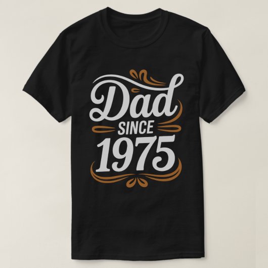 Dad Since 1975 Calligraphy Tee (Design vorne)