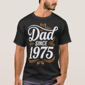 Dad Since 1975 Calligraphy Tee (Vorderseite)