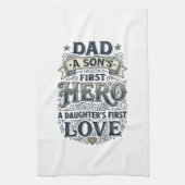 Dad Son Hero Daughter Love Vintage Typography Shir Geschirrtuch (Vertikal)